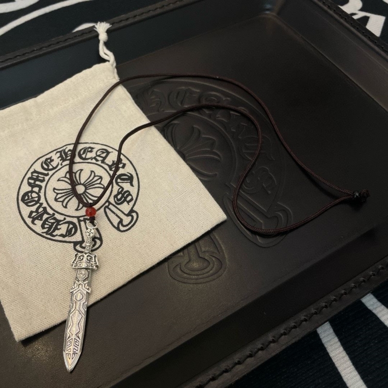 Ch*0me He**ts necklaces